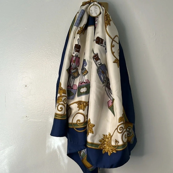 V&A Museum NWT The Lindner Toy Catalogue "Soldiers and Drums" 100% Silk Scarf - Picture 8 of 11
